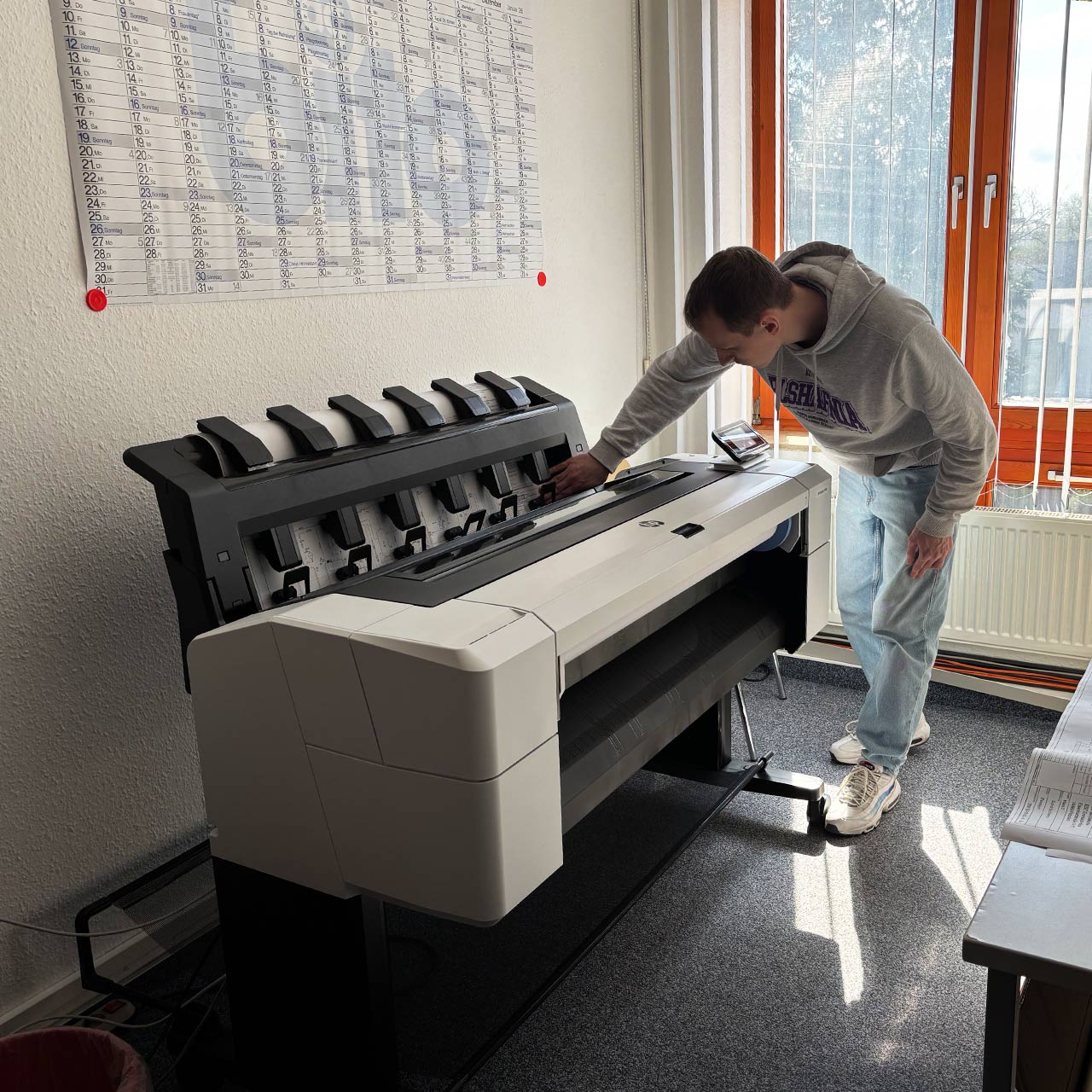 Ingenieurbüro Willmann GmbH - Büro, Büroarbeit, Drucker, Entwicklung nachhaltiger Gebäudetechnik-Konzepte mit regenerativen Energien, Kosten-Ermittlung für technische Anlagen, Begleitung von Projekten in allen Leistungsphasen und erstellen technischer Dokumentationen sowie Revisionszeichnungen