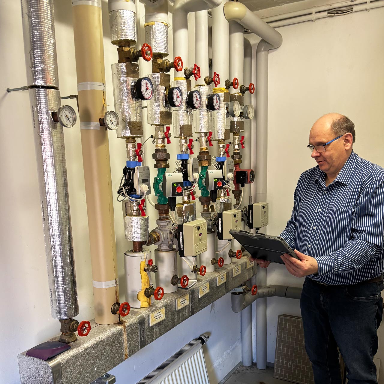 Ingenieurbüro Willmann GmbH - Büro, Büroarbeit, Drucker, Entwicklung nachhaltiger Gebäudetechnik-Konzepte mit regenerativen Energien, Kosten-Ermittlung für technische Anlagen, Begleitung von Projekten in allen Leistungsphasen und erstellen technischer Dokumentationen sowie Revisionszeichnungen